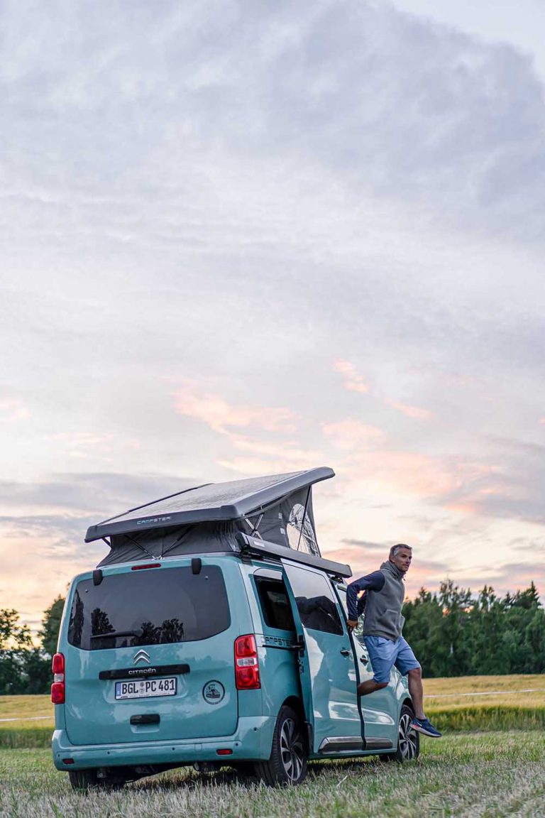 Der Blogger Jesús Tena vom Fernzeit Reiseblog ist mit dem Campervan am Rande eines Weizenfeldes mit Sonennuntergang. Nach dem Jedermannsrecht darf man überall mit dem Camper übernachten, wenn man die Natur und die Menschen nicht stört.