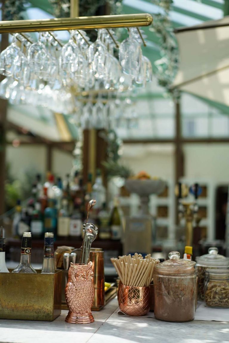 Die Dekoration in einer Orangerie in Schweden, gehalten in den Farben Orange, Grün und Gelb.