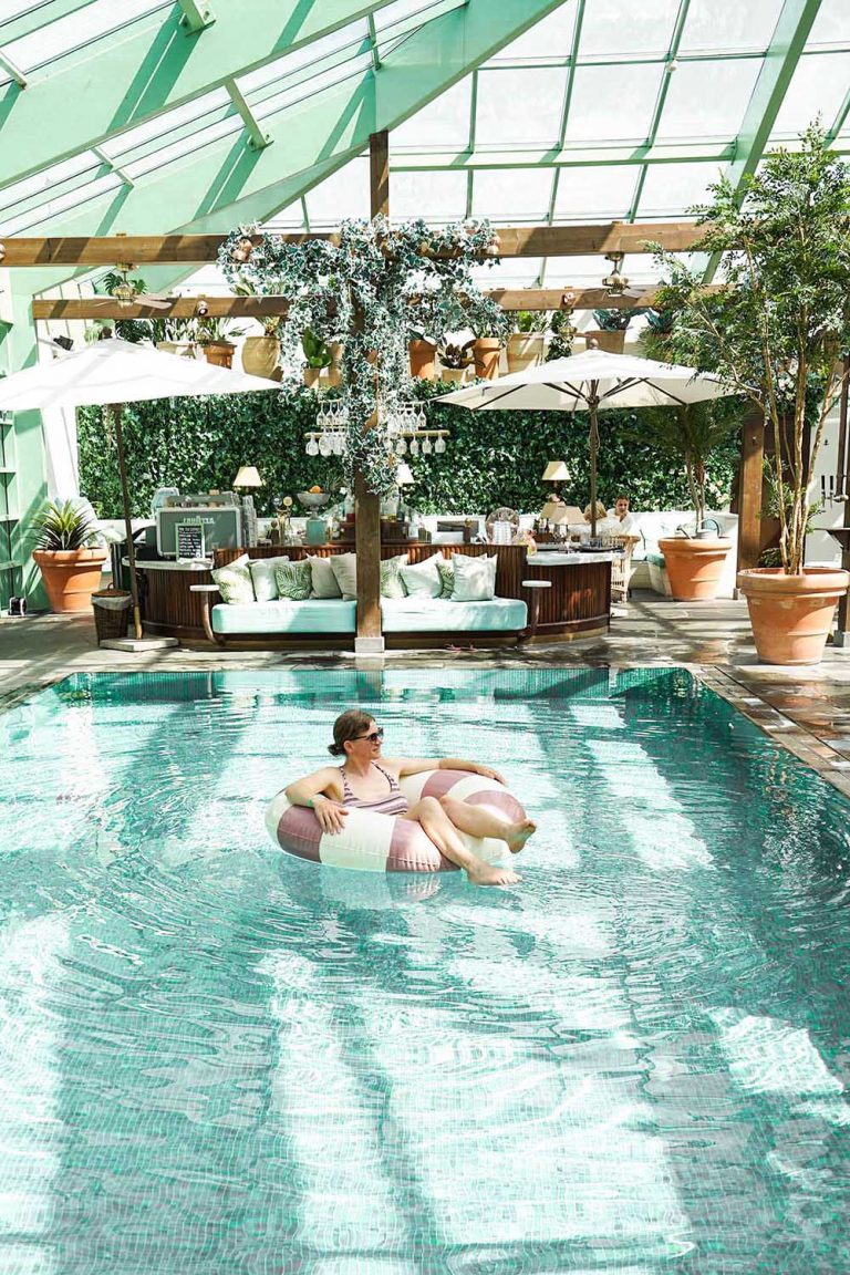 Die Bloggerin Judith Beck vom Fernzeit Reiseblog ist im Day-Spa eines Hotels in Halland an der Westküste Schwedens. Der Swimmingpool ist in einer Orangerie die dekoriert ist mit Pflanzen und einer Café-Einrichtung. Judith ist im Pool mit einem großen Schwimmreifen.