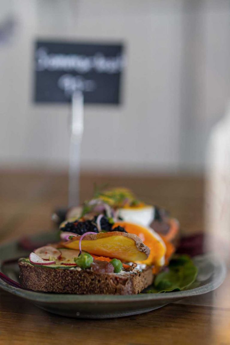 Frisches Brot und Sandwiches in einem Café in Schweden.